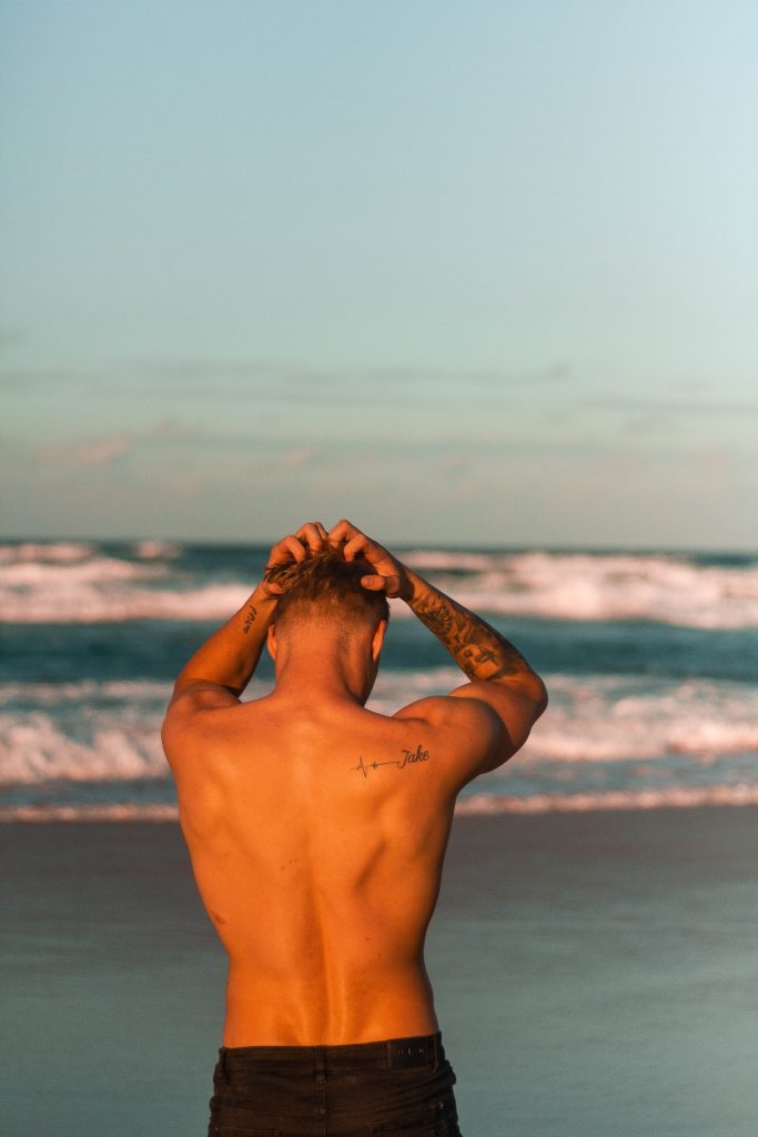 homme-sur-la-plage-se-prenant-la-tete