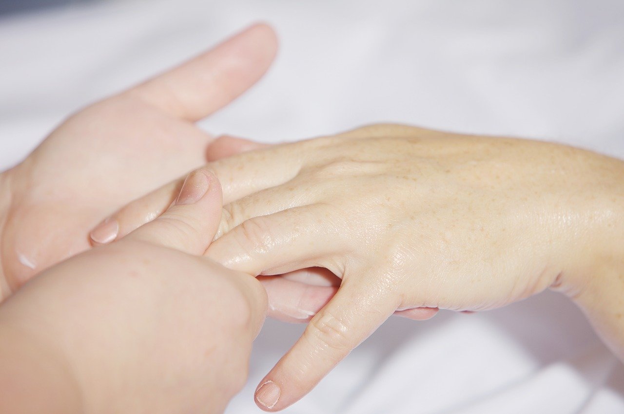 Penser à se faire masser les mains pour votre bien-être.