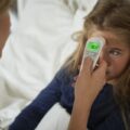 Maman prend la température frontale d’un enfant – Temperature frontale combien ajouter